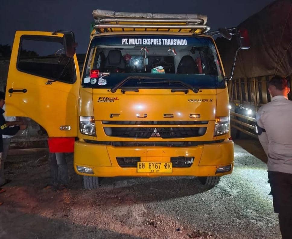 2 Truk dicegat saat melintas di OKU, 80 ton batu bara ilegal hagal dikirim ke Banten. (Dok. Polda Sumsel)