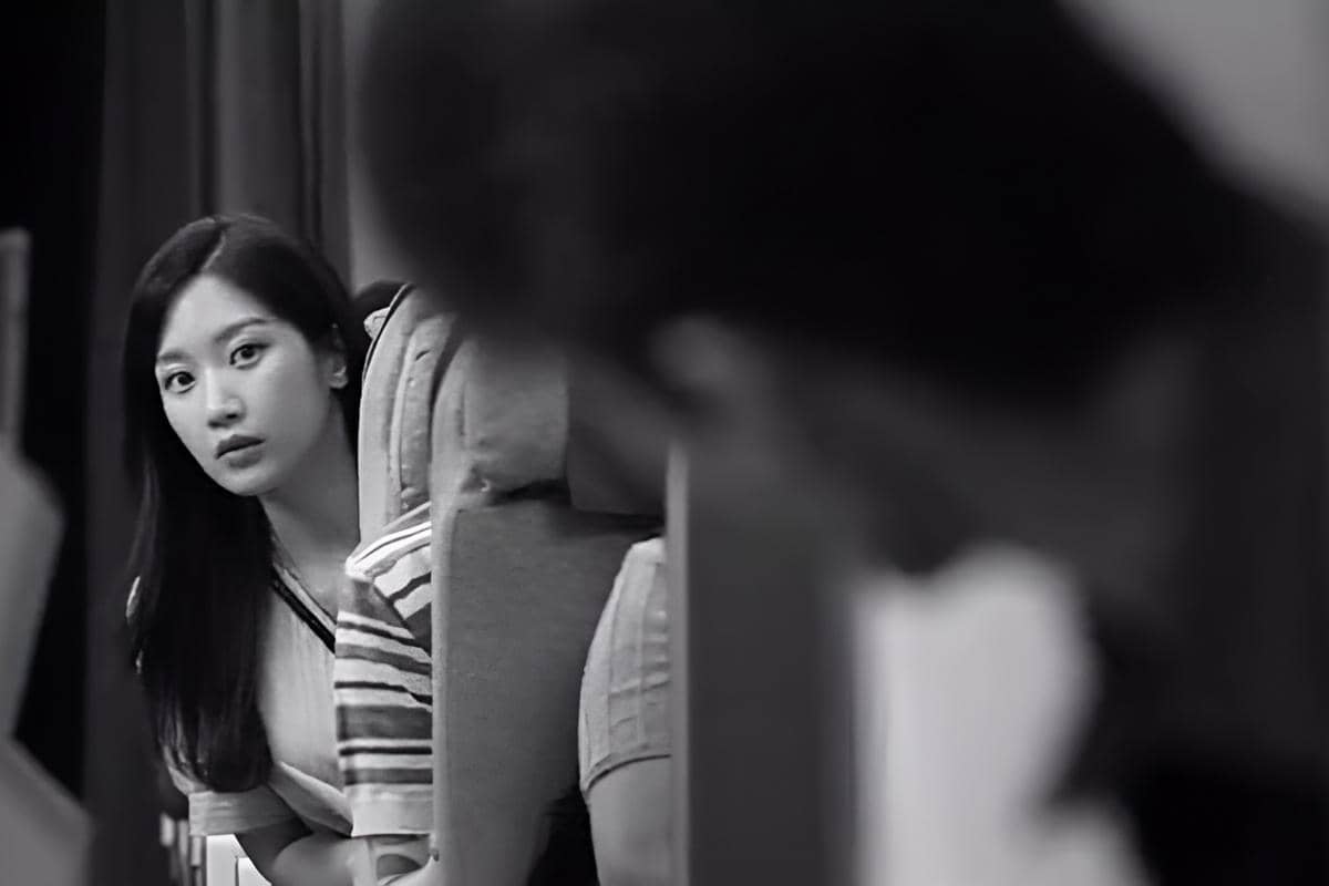 Pertemuan tak disengaja Eun Ho dan Jeong Won yang kedua kalinya di pesawat.