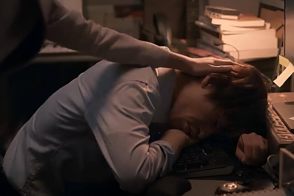 Mereka sama-sama bekerja keras mendukung impian yang lain tanpa menyadari bahwa hal itu perlahan membawa perubahan dalam hubungan mereka. 