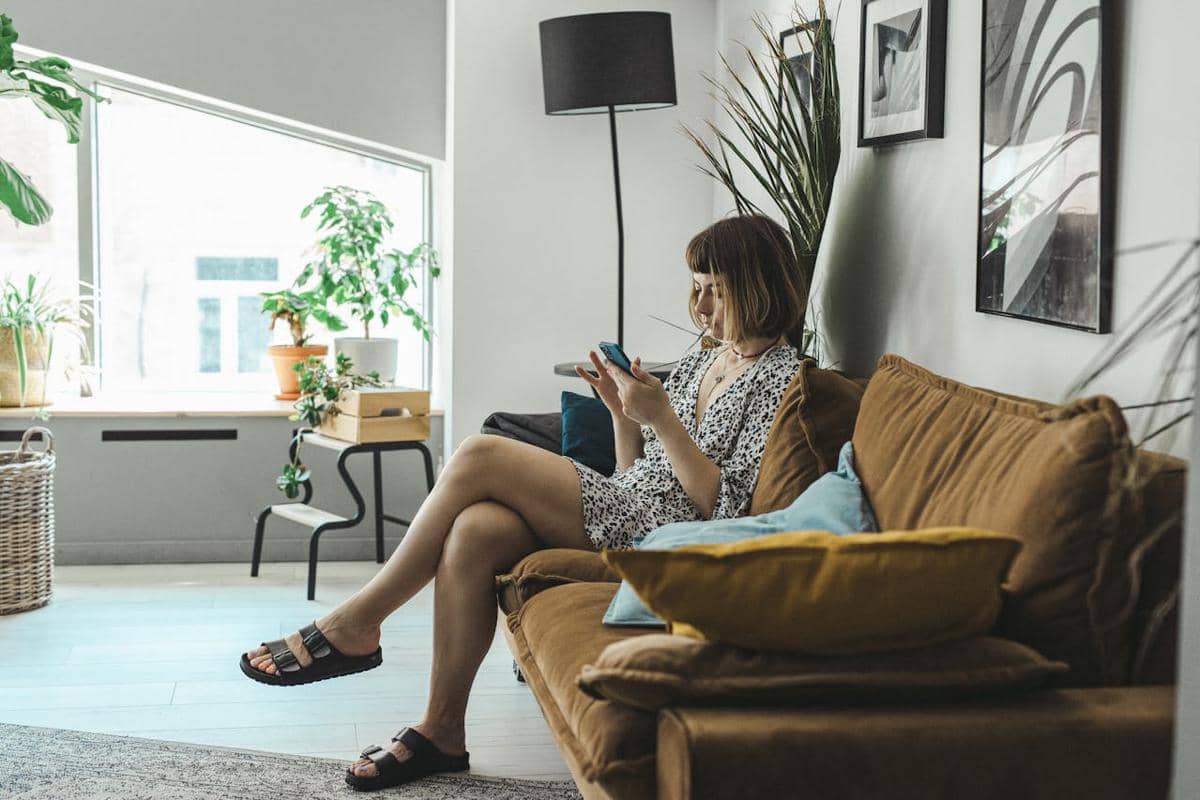 menggunakan smartphone