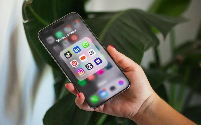 ilustrasi seorang anak sedang membuka sosial media di smartphone