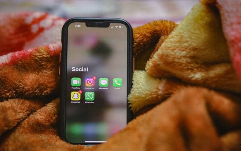 ilustrasi aplikasi sosial media di smartphone