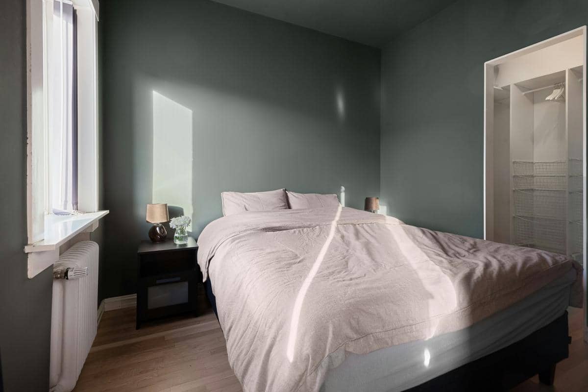 ilustrasi kamar dengan warna gelap