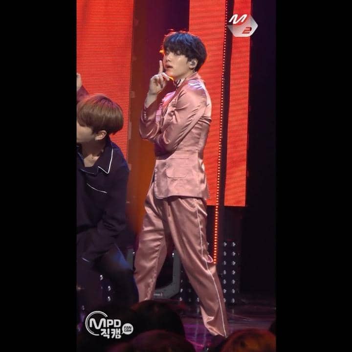 cuplikan fancam Suga BTS di lagu "Blood Sweat & Tears"