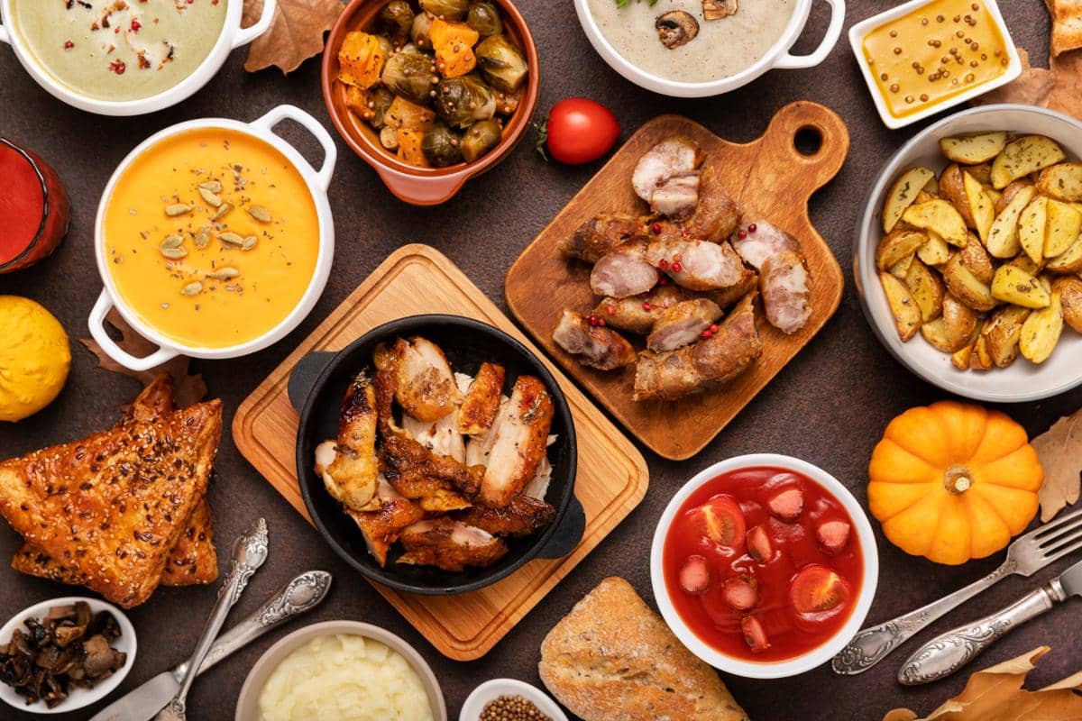 ilustrasi berbagai macam makanan untuk berbuka puasa