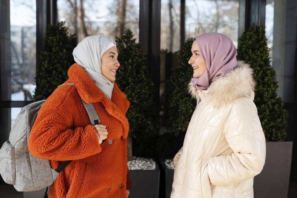 ilustrasi perempuan mengobrol