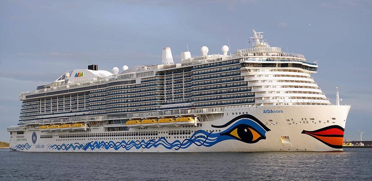 potret kapal pesiar AIDAnova yang dapat dioperasikan dengan menggunakan bahan bakar LNG adalah produksi galangan kapal Meyer Werft 