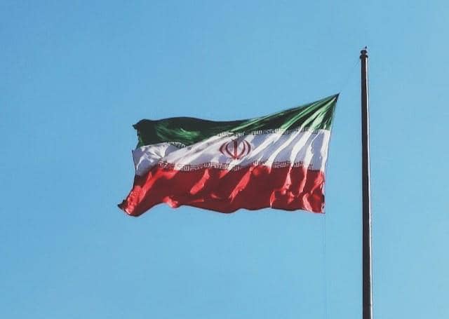 Bendera Iran sedang berkibar.