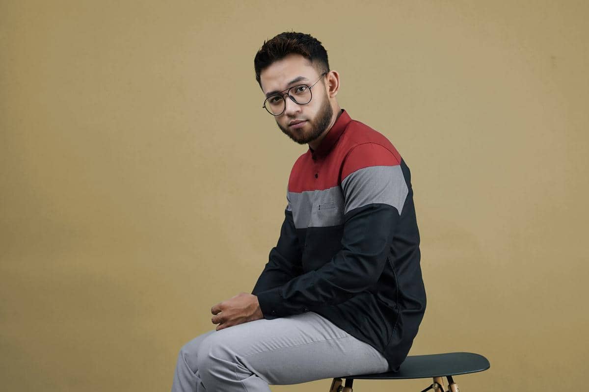 ilustrasi pria memakai kemeja lengan panjang