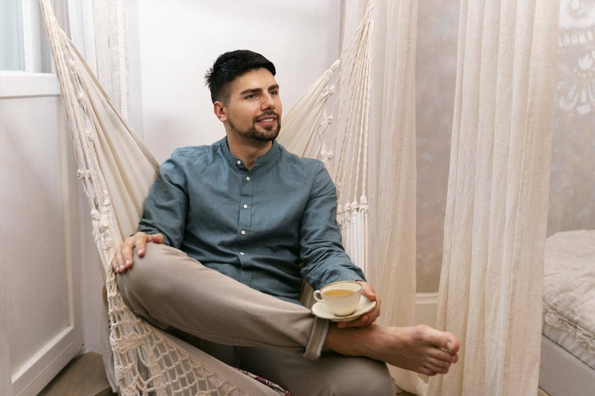 ilustrasi pria memakai kemeja lengan panjang