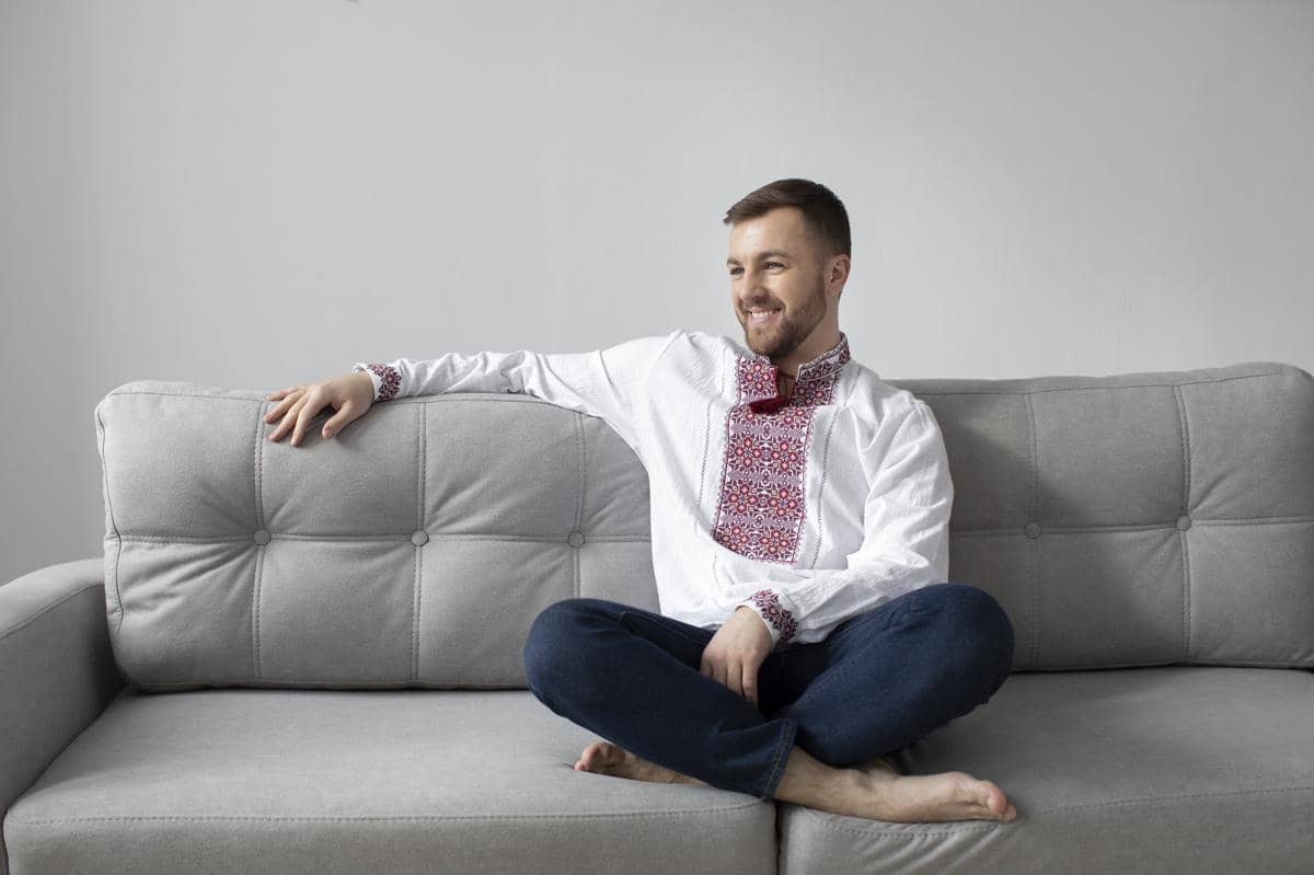 ilustrasi pria memakai kemeja lengan panjang