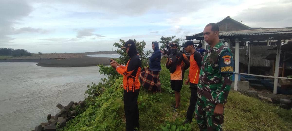Pencarian korban tenggelam dan hilang di muara Sungai Serang Kulon Progo. 