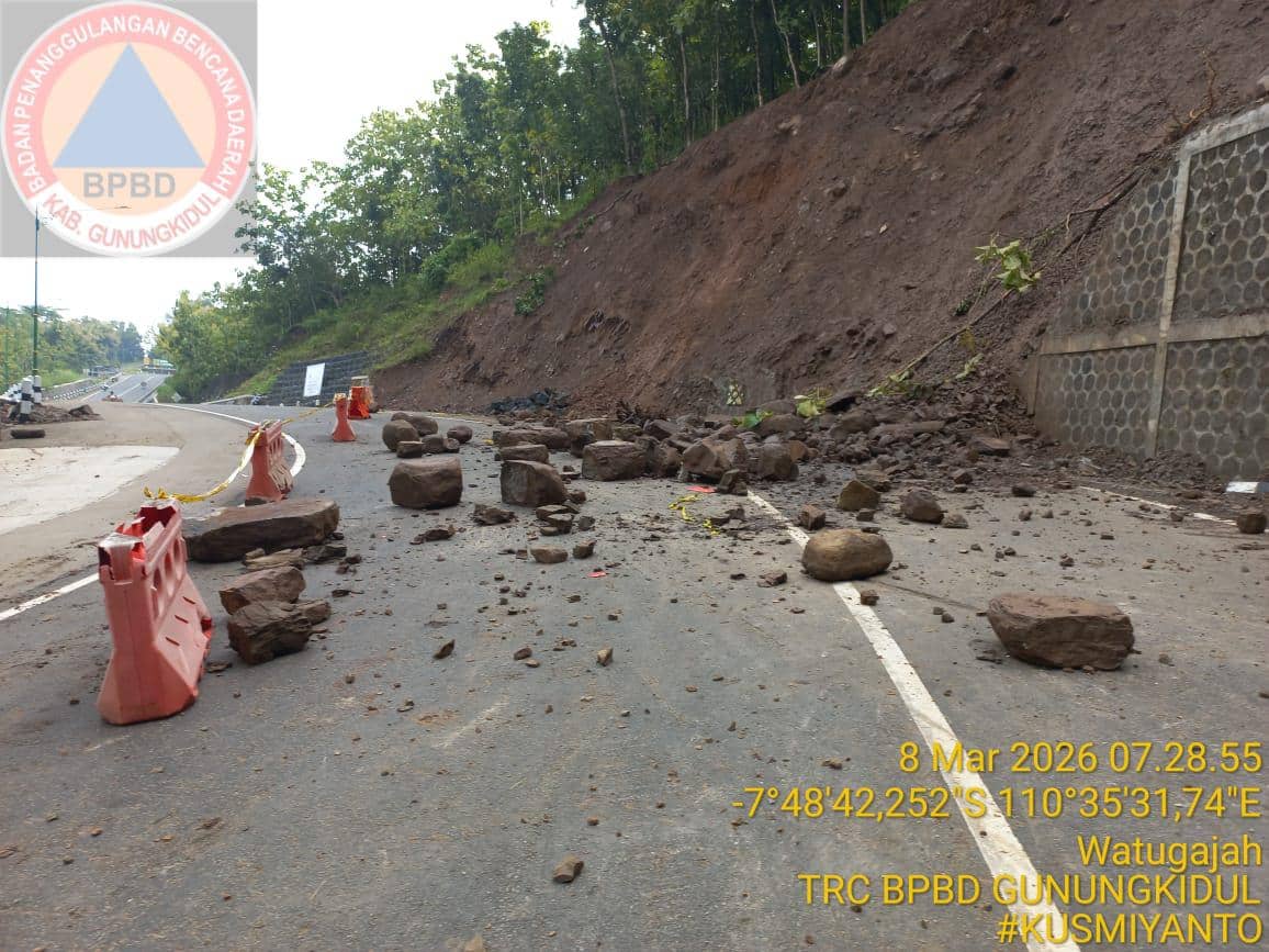 Tanjakan Clongop jalan penghubung Gunungkidul-Klaten Longsor. (Dok. BPBD Gunungkidul)