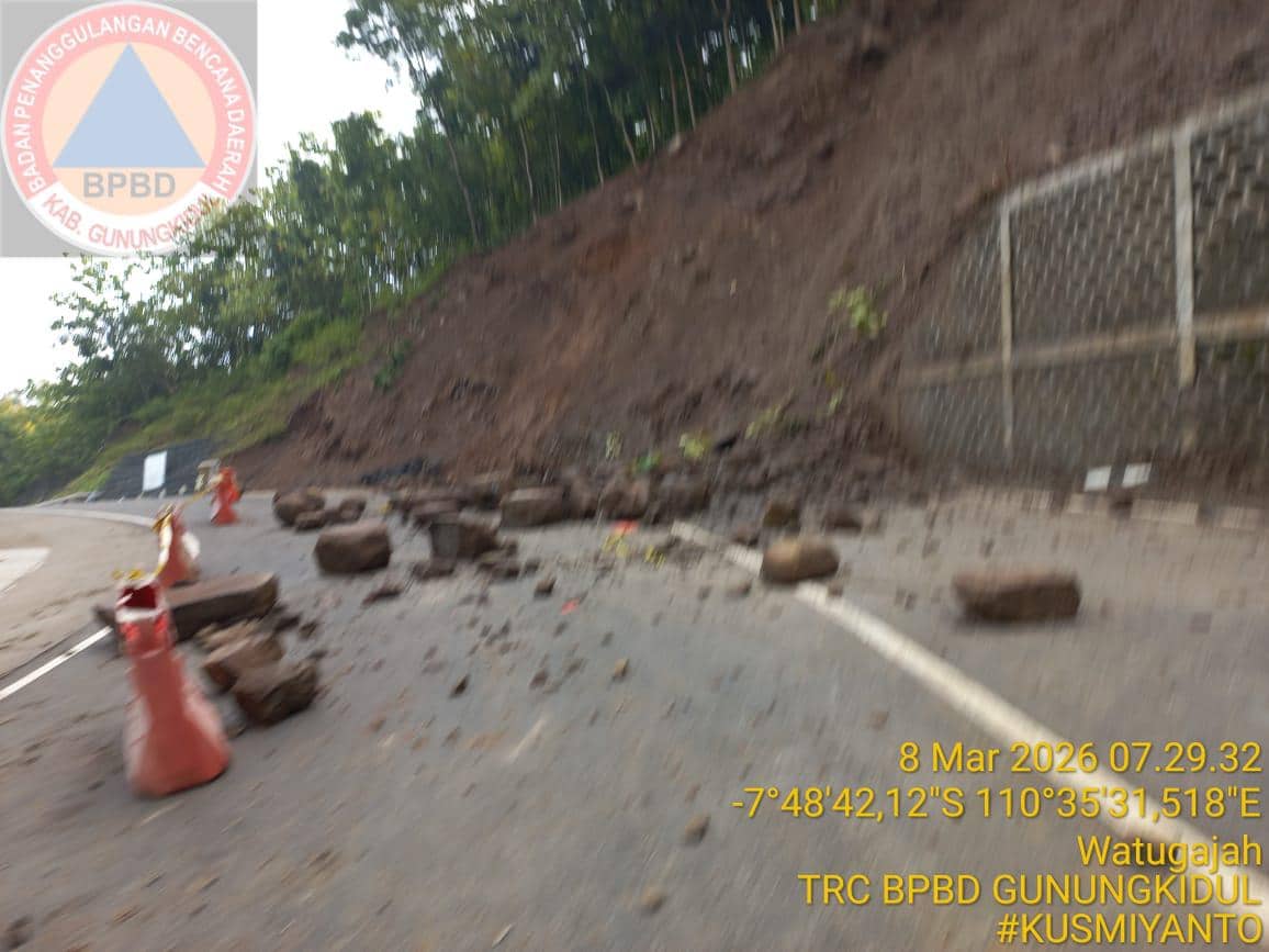 Tanjakan Clongop jalan penghubung Gunungkidul-Klaten Longsor. (Dok. BPBD Gunungkidul)