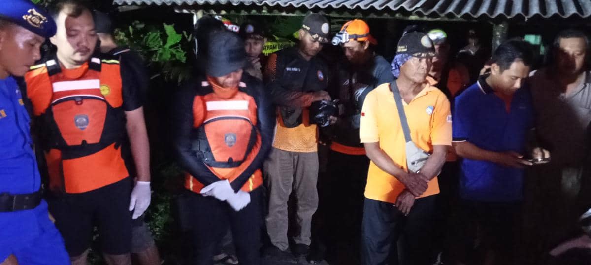 Tim SAR Gabungan evakuasi jenazah korban dari Muara Sungai Serang Kulon Progo. (Dok. Kantor SAR Yogyakarta)