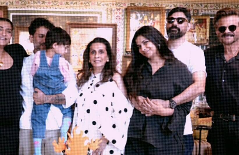 10 Potret Ulang Tahun Ke-39 Rhea Kapoor, Dirayakan Bareng Keluarga