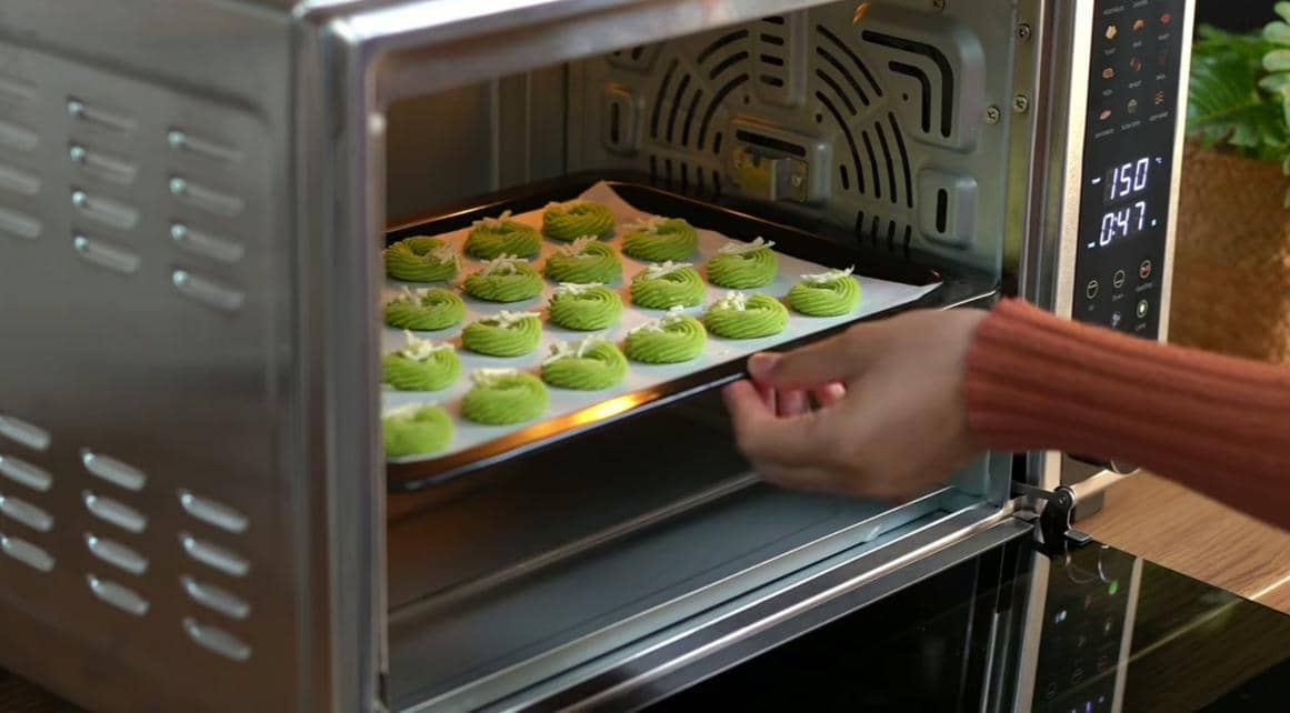 ilustrasi memanggang adonan 