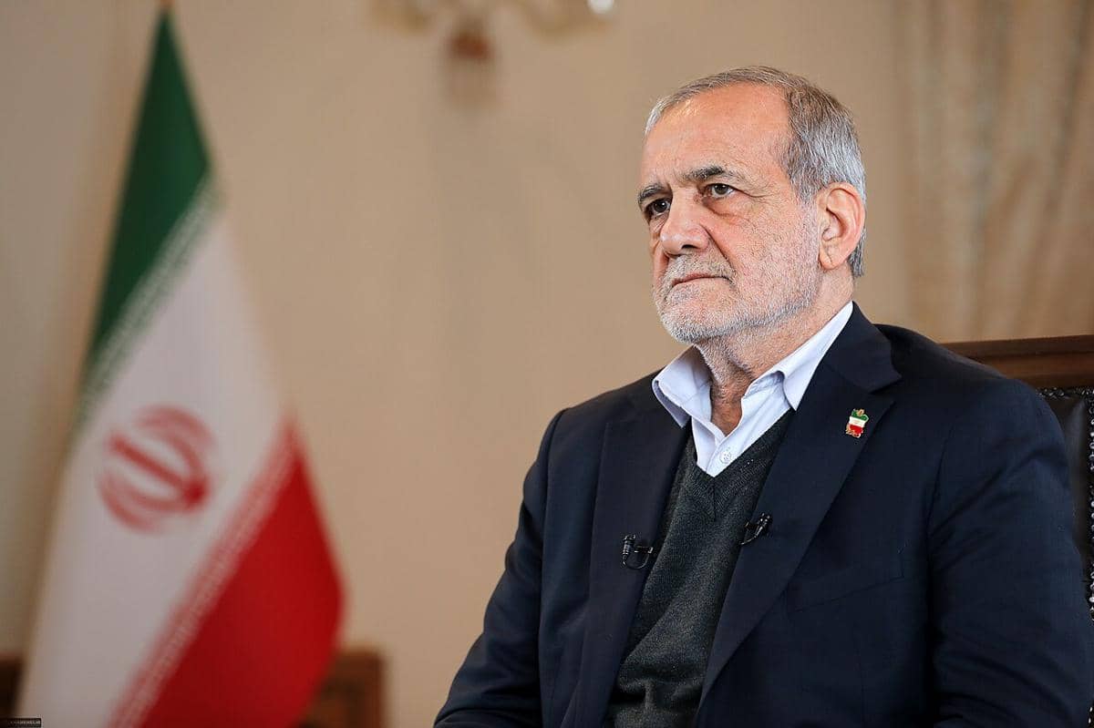 Masoud Pezeshkian sedang berbicara kepada orang.