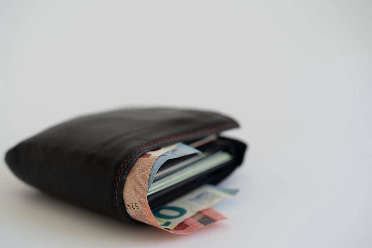 Ilustrasi dompet tua (pexels.com/ M. Catalin Cardei)