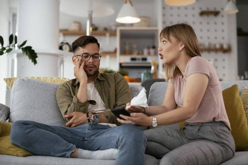 ilustrasi dua orang berdebat