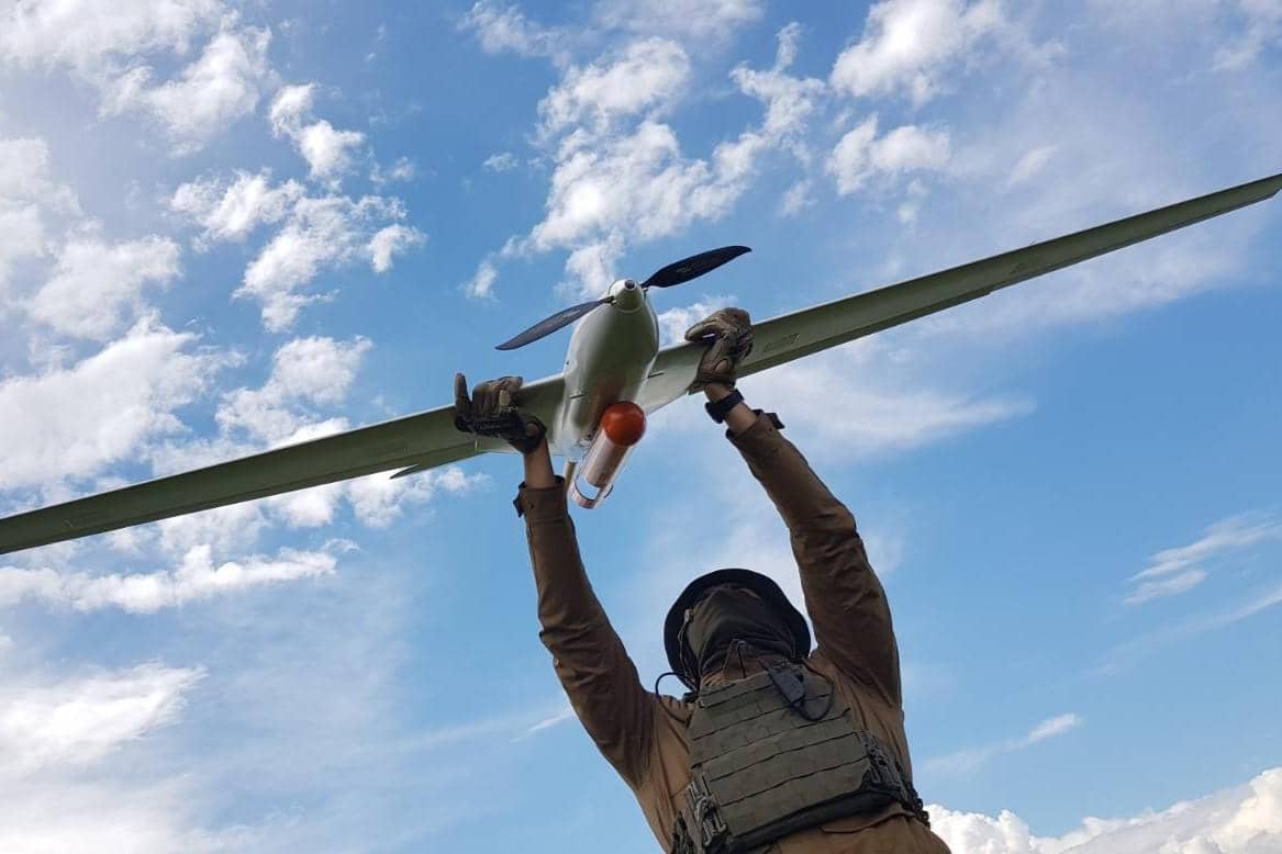 tentara Ukraina memegang drone Punisher 