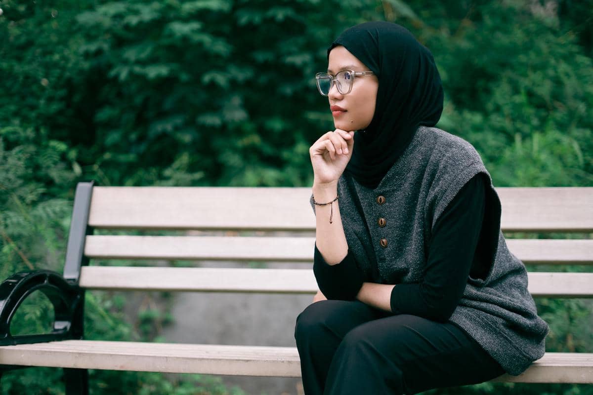 ilustrasi perempuan merenung