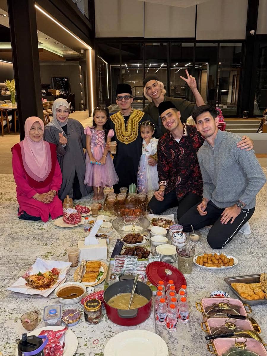 Keluarga Atta dan Aisar Khaled bukber.