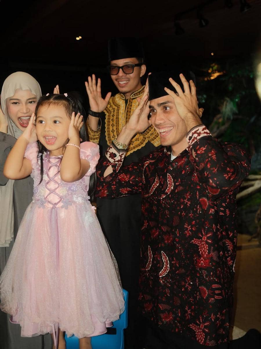 Keluarga Atta dan Aisar Khaled bukber.