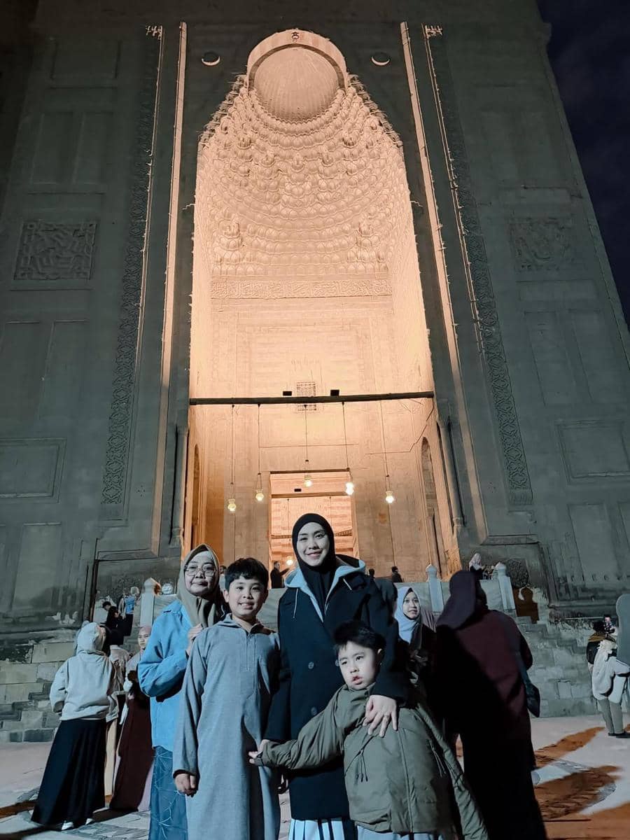 Oki Setiana Dewi tarawih di masjid Sultan Hasan