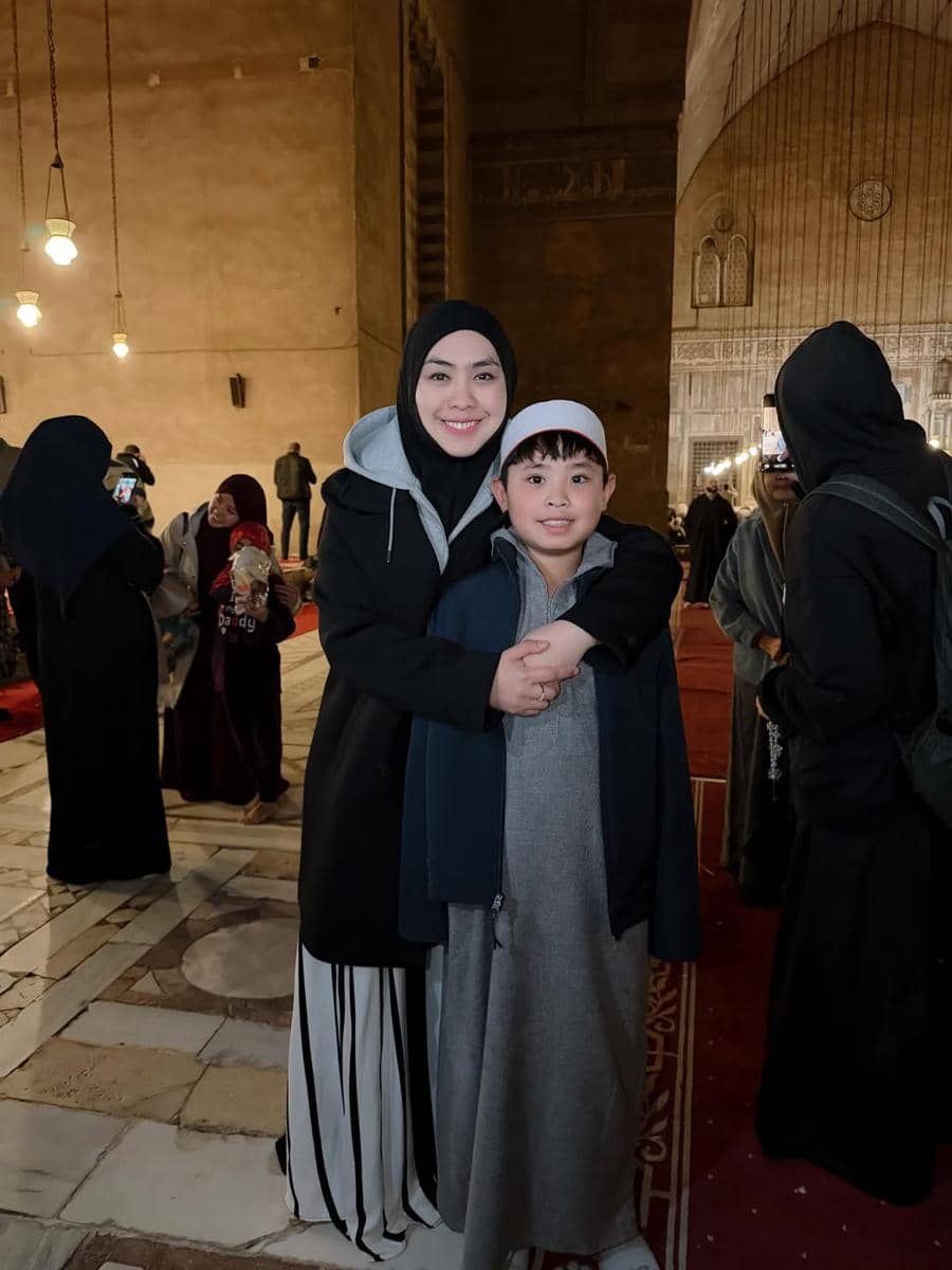 Oki Setiana Dewi tarawih di masjid Sultan Hasan