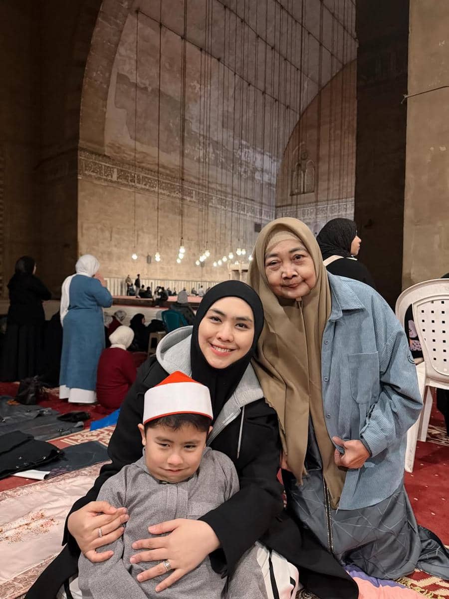 Oki Setiana Dewi tarawih di masjid Sultan Hasan