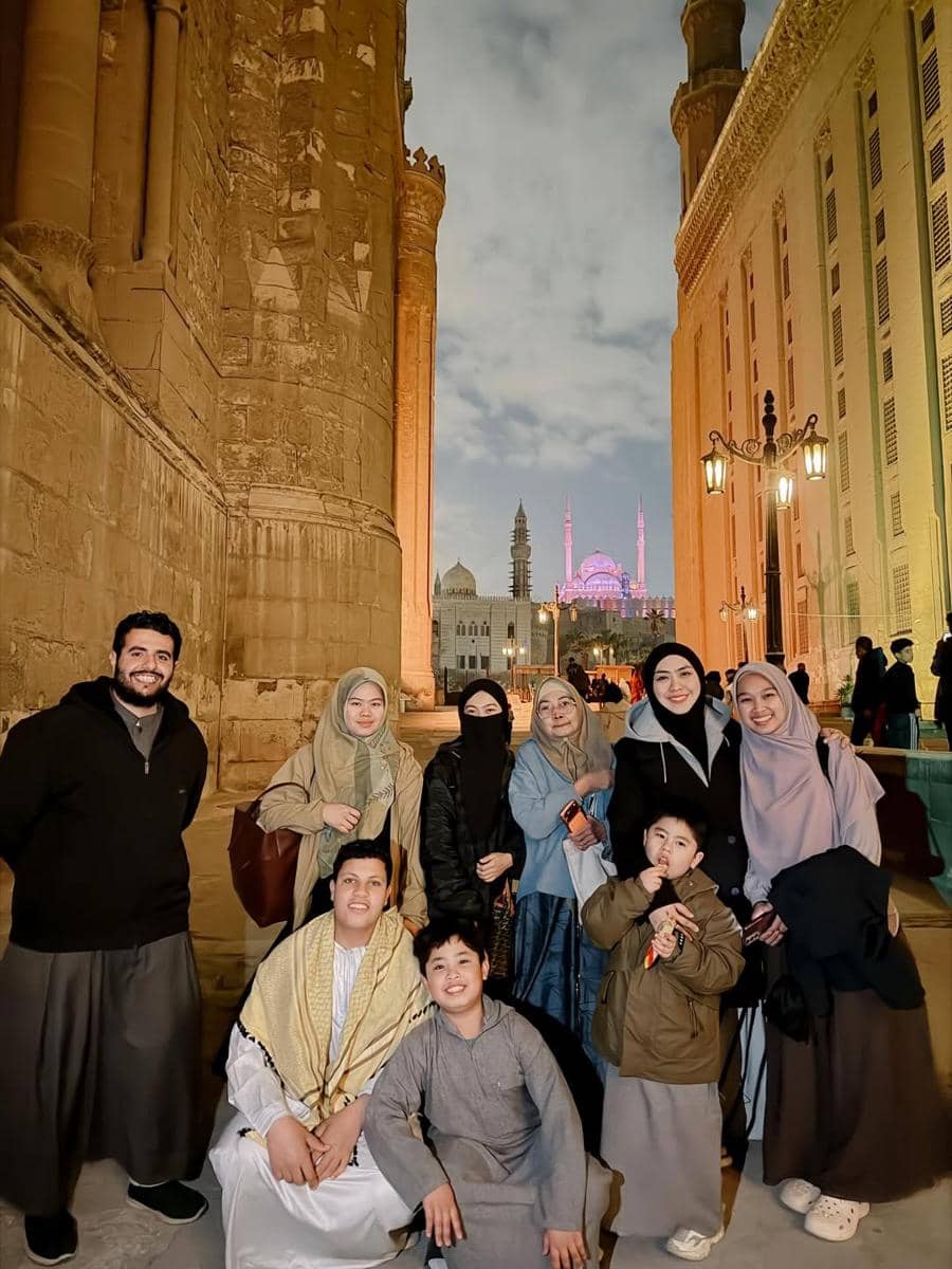 Oki Setiana Dewi tarawih di masjid Sultan Hasan