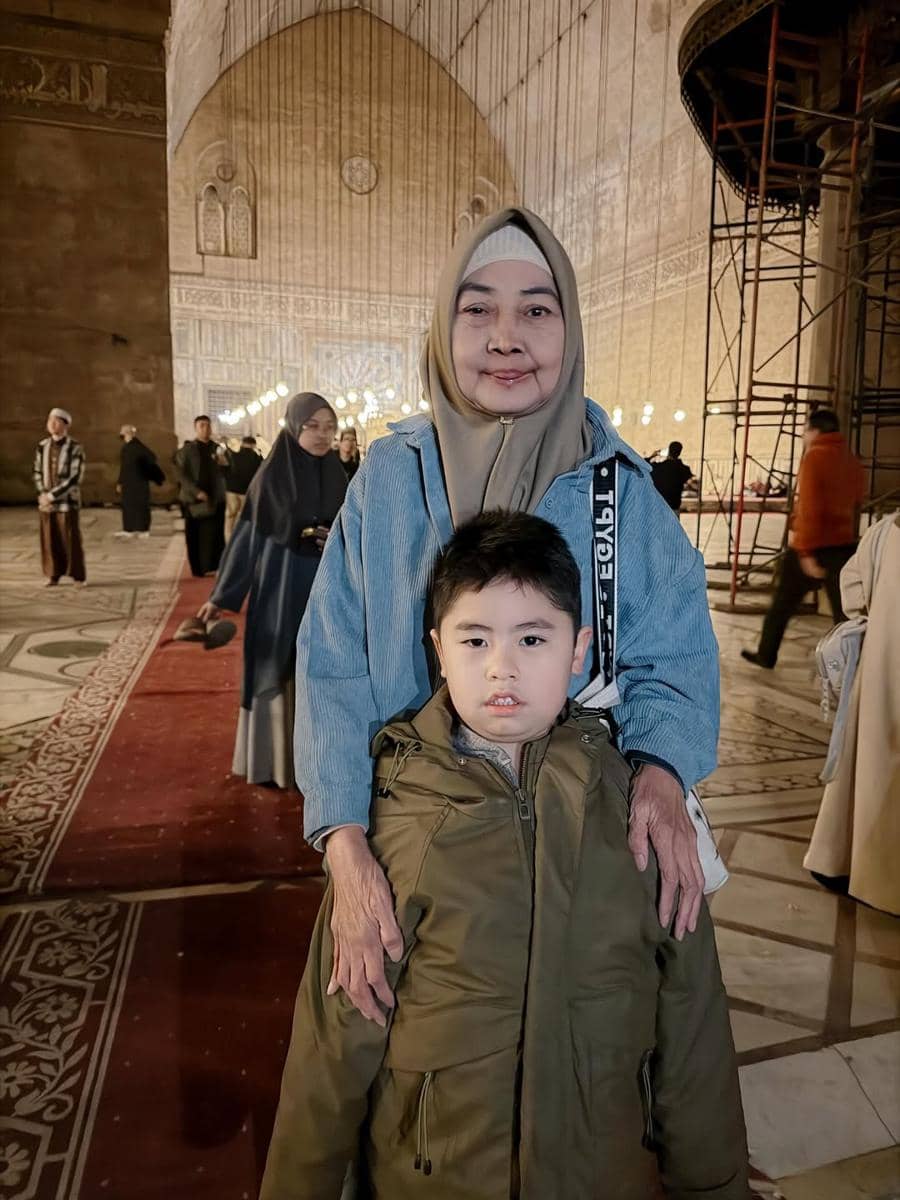 Oki Setiana Dewi tarawih di masjid Sultan Hasan
