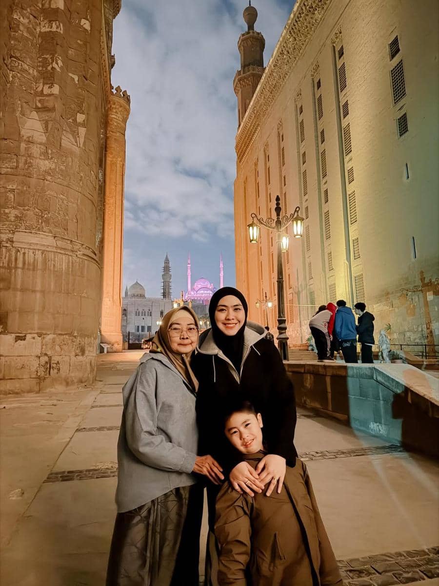 Oki Setiana Dewi tarawih di masjid Sultan Hasan