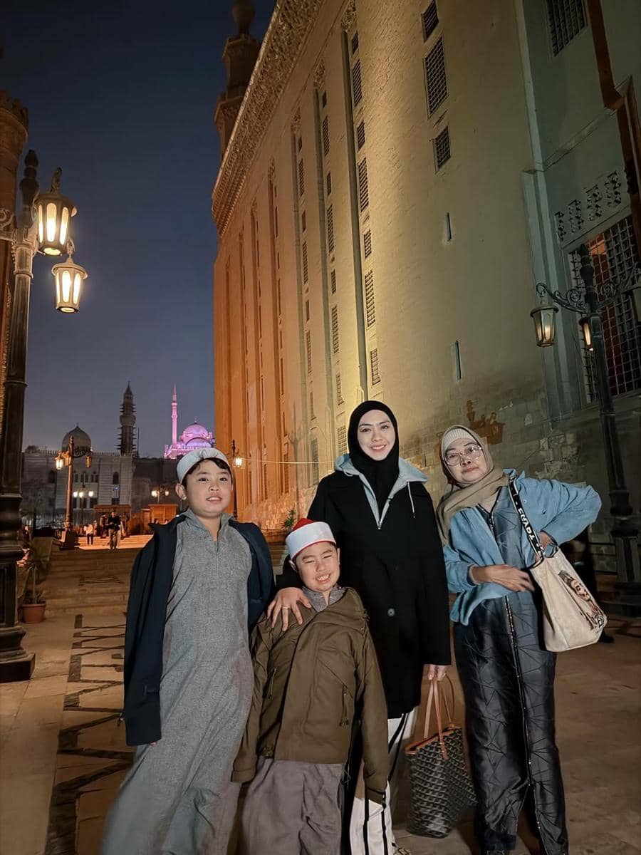 Oki Setiana Dewi tarawih di masjid Sultan Hasan