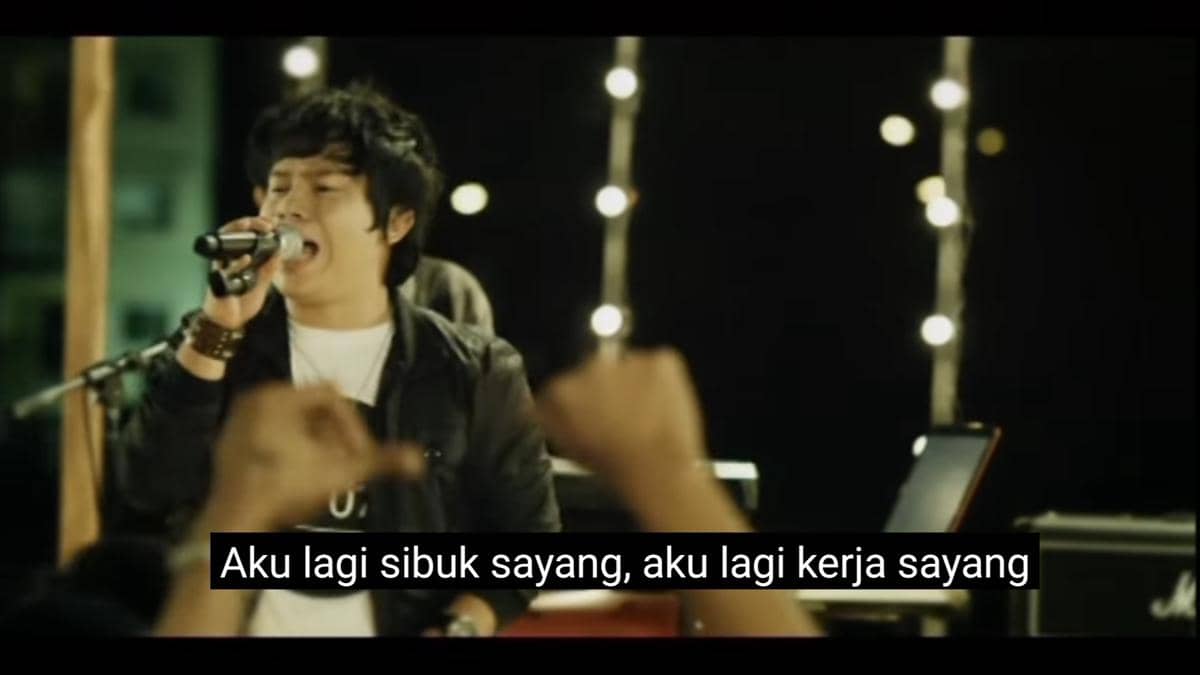 cuplikan video klip "Aku Bukan Bang Toyib"