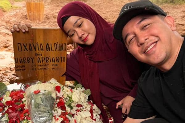 Momen Yura Yunita Datang Pemakaman Vidi Aldiano Sepulang Umrah