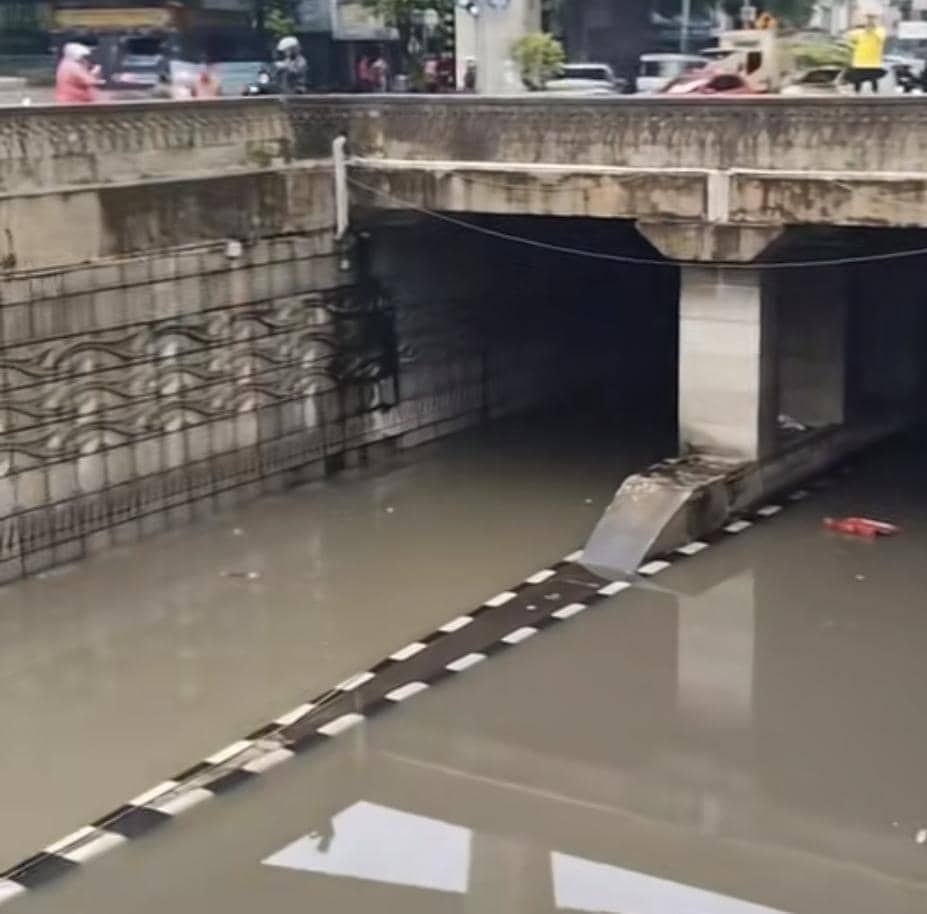 Underpass Mampang Lumpuh Terendam Banjir, Transjakarta Alihkan Rute