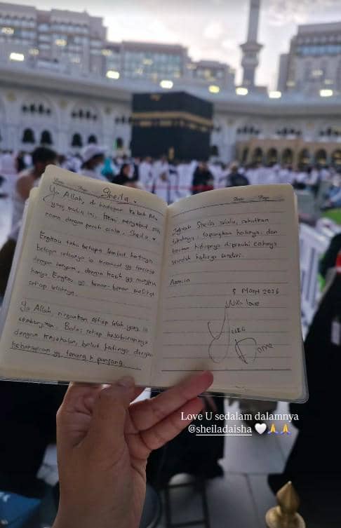 Yura Yunita Datang Pemakaman Vidi Aldiano Sepulang Umrah