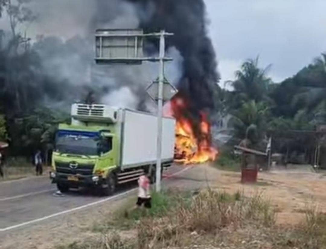 Mobil tanki pengangkut BBM terbakar di Bayung Lencir.