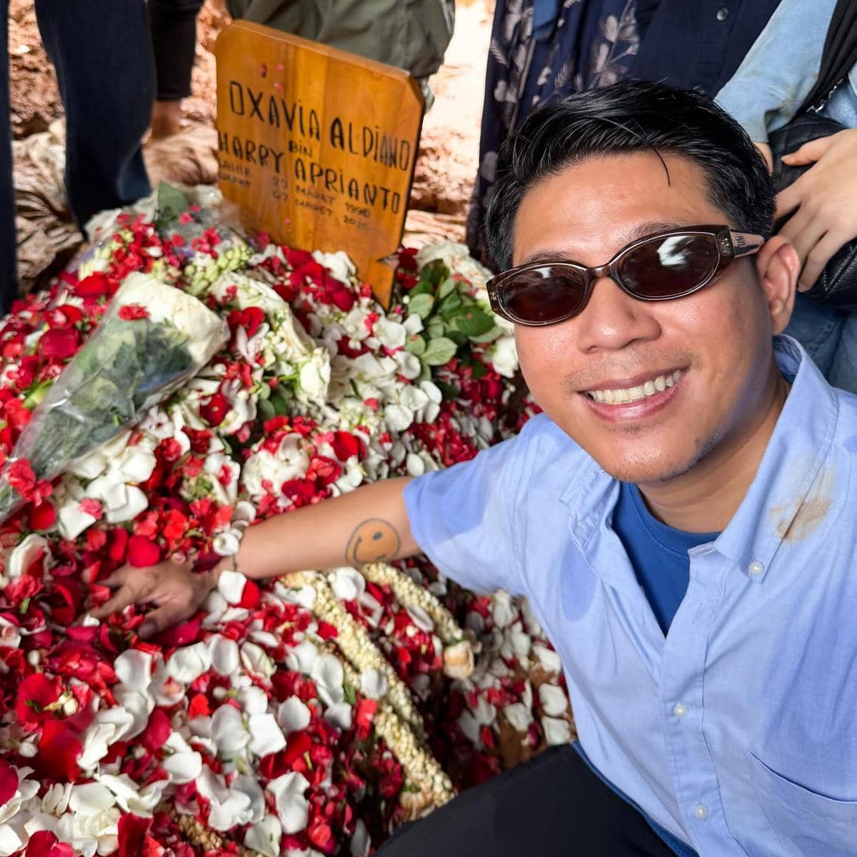 Nino Kayam di pemakaman Vidi Aldiano