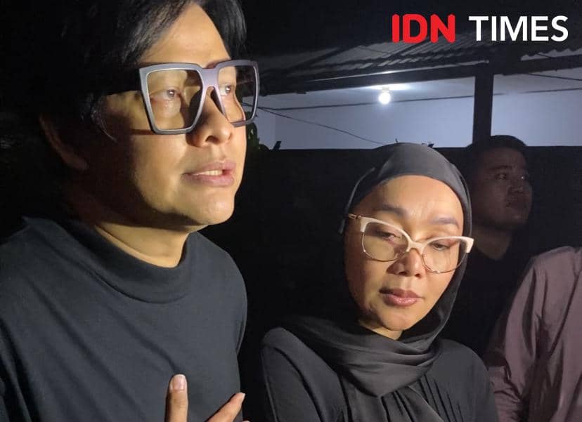 potret Armand Maulana dan Dewi Gita di rumah duka Vidi Aldiano