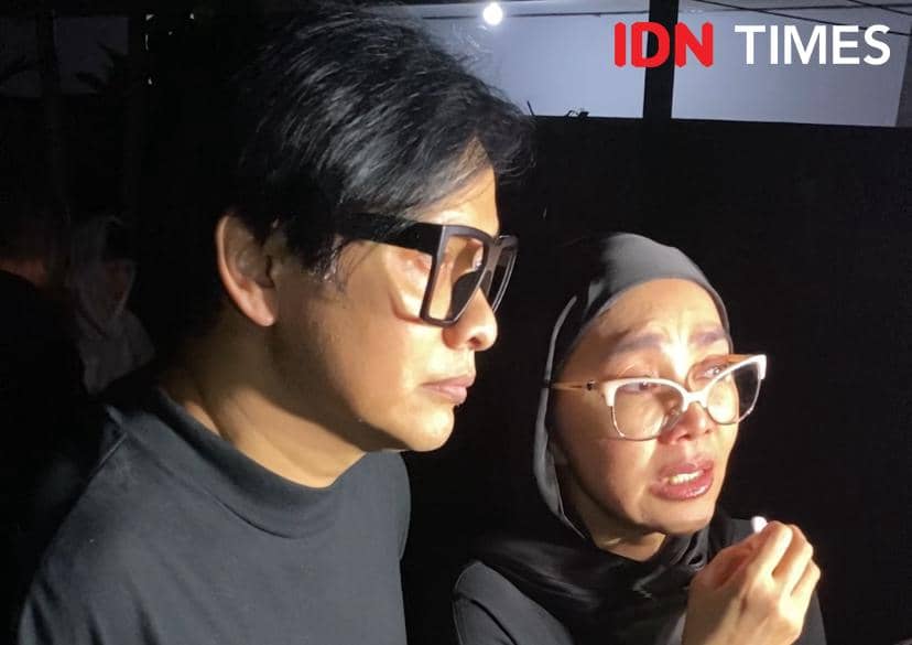 potret Armand Maulana dan Dewi Gita di rumah duka Vidi Aldiano