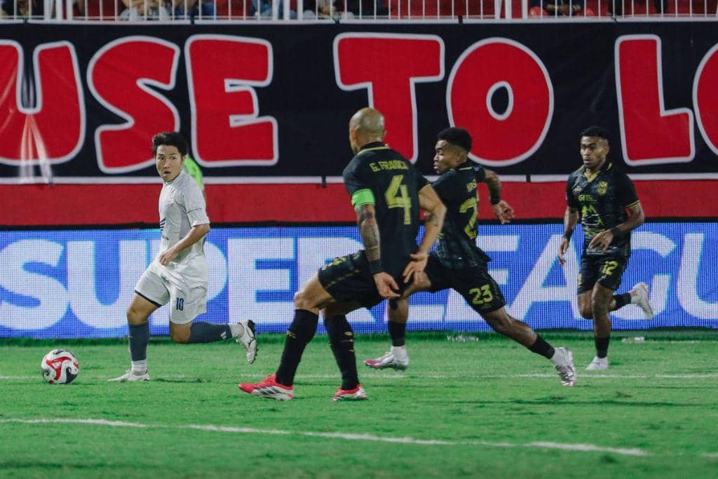 Momen saat gelandang PSM Makassar yakni Daisuke Sakai (paling kiri) berusaha menjauh dari kawalan para pemain Malut United dalam laga pekan ke-25 BRI Super League 2025/2026 yang berlangsung di Stadion Gelora Kie Raha, Ternate, 7 Maret 2026. (Instagram.com/psm_makassar)