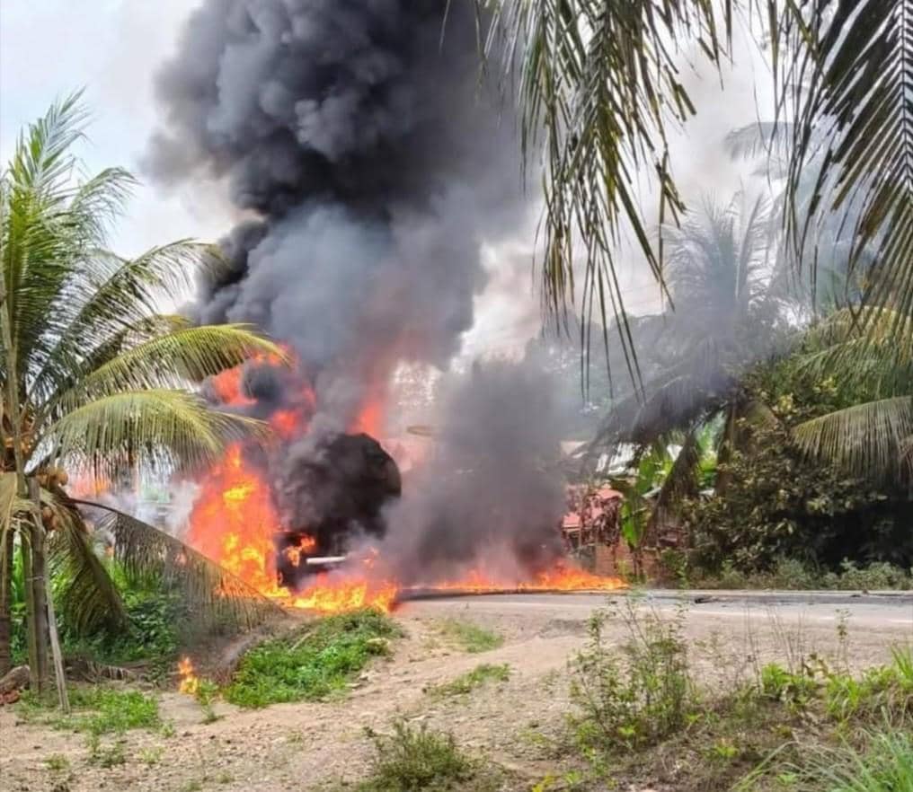 Mobil Angkut BBM Terbakar di Bayung Lencir, Jalintim Sempat Tersendat