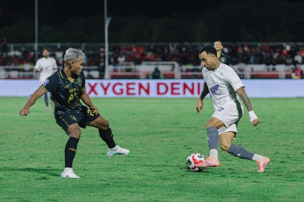 Momen saat bek sayap PSM Makassar yakni Victor Luiz (kanan) berhadapan dengan bek tengah Malut United yakni Safrudin Tahar (kiri) dalam laga pekan ke-25 BRI Super League 2025/2026 yang berlangsung di Stadion Gelora Kie Raha, Ternate, 7 Maret 2026. (Instagram.com/psm_makassar)