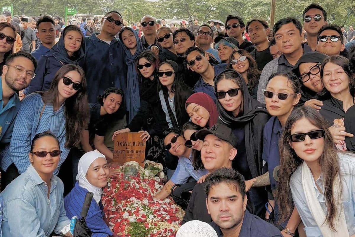 Makna Baju Biru yang Dipakai Sahabat di Pemakaman Vidi Aldiano