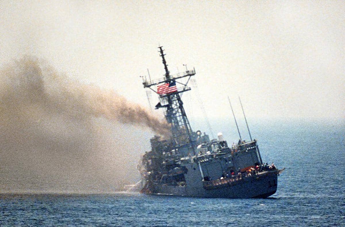 Kapal fregat rudal berpemandu USS Stark (FFG-31) yang rusak dan miring ke kiri setelah dihantam oleh dua rudal Exocet Irak pada tanggal 17 Mei 1987. Insiden tersebut terjadi di Teluk Persia selama Perang Iran-Irak.