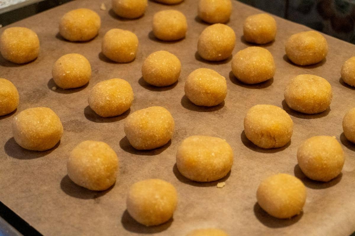 ilustrasi kue di atas loyang 