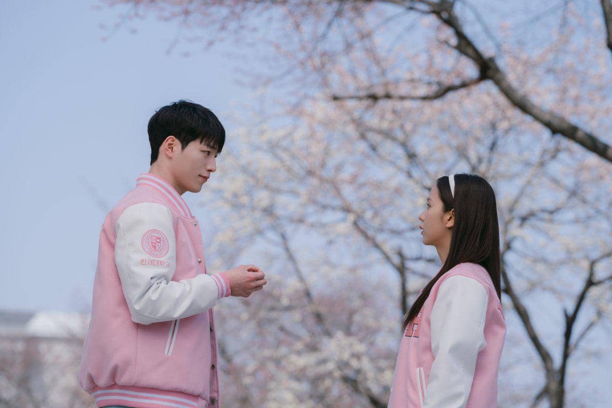 Still cut drama Korea Boyfriend on Demand dari Netflix, memperkenalkan suasana cerita dan para pemerannya.